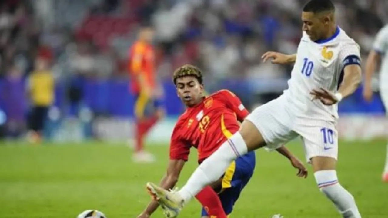 قناتان مجانيتان تنقلان مباراة فرنسا وإسبانيا المرتقبة